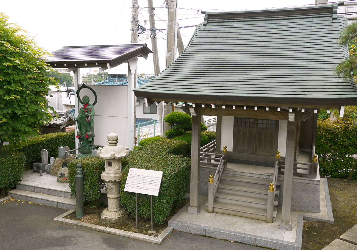 再建された熊野社（左は水子地蔵尊）